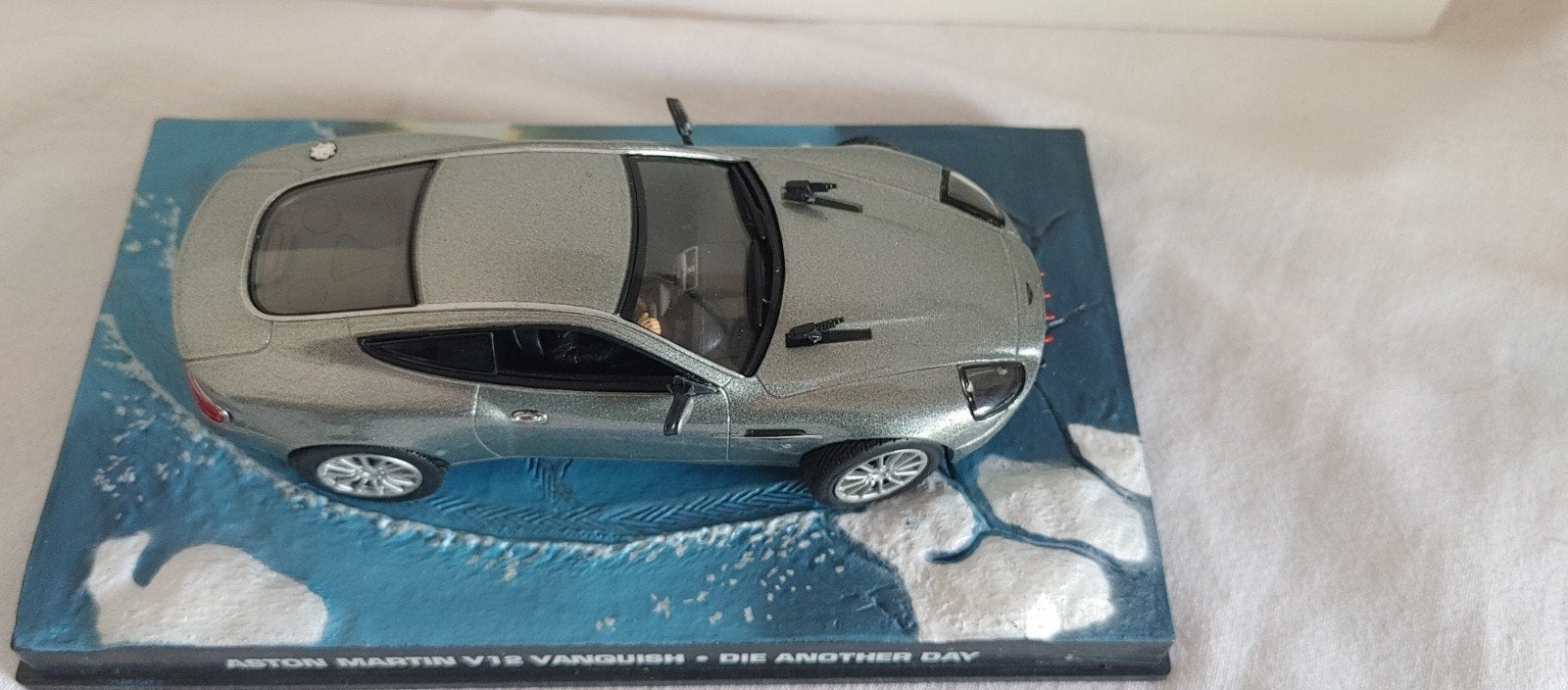 James bond Collection 1:43 aston Martin V12 vanquish, Verzenden, Zo goed als nieuw, Auto, Overige merken