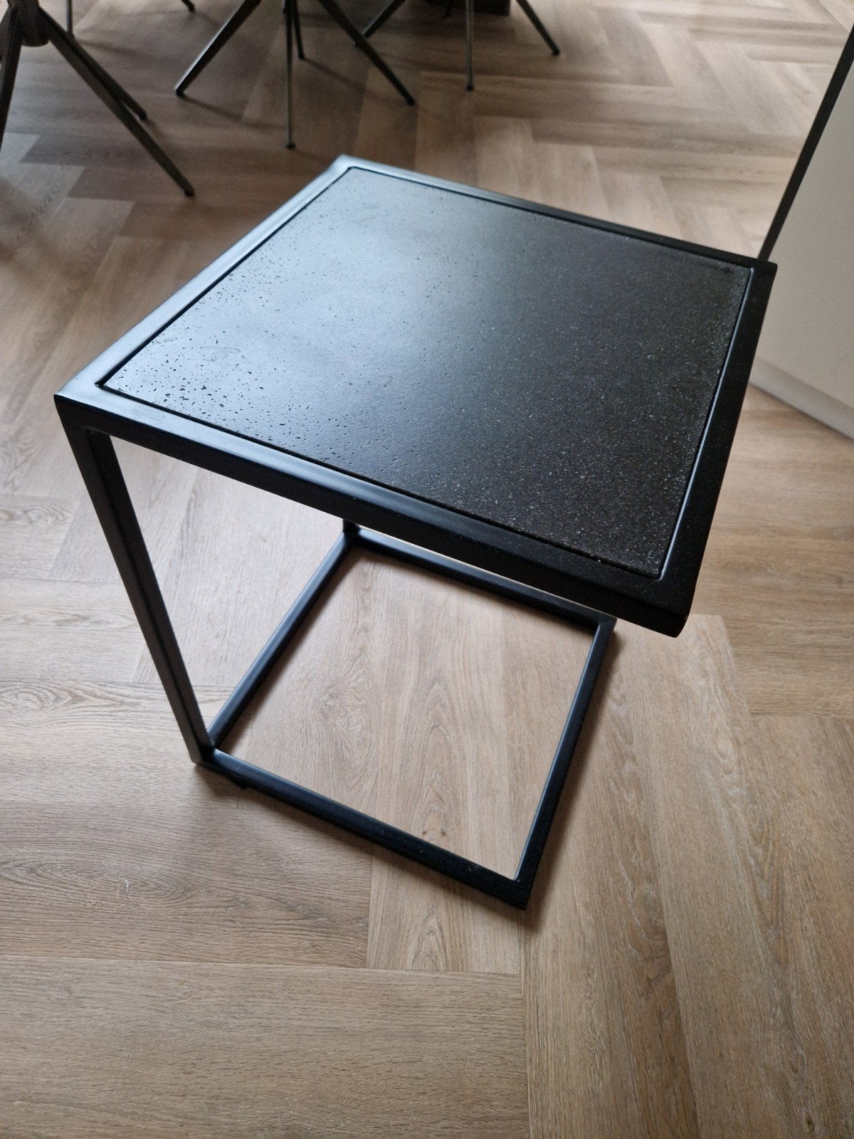 Zwarte bijzet/laptoptafel met stenen blad - Must Living, Minder dan 55 cm, Modern, Industrieel, Metaal of Aluminium, Vierkant