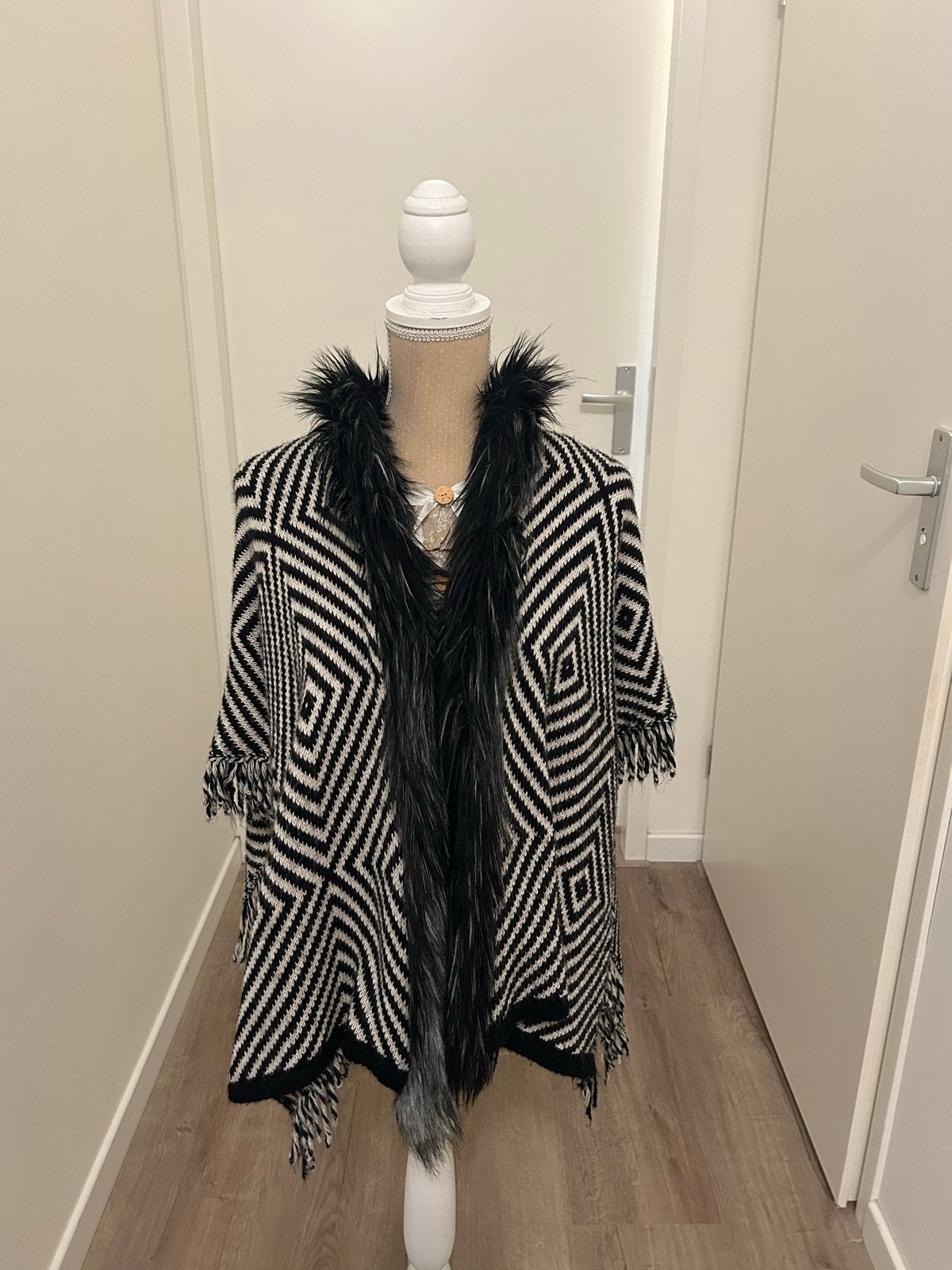 Stijlvolle poncho met geometrisch patroon en bontkraag, Ophalen of Verzenden, Zo goed als nieuw, Maat 46/48 (XL) of groter, Zwart