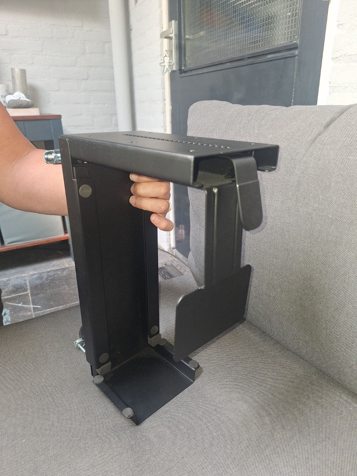 computerbeuggg voor onder bureau of muur Neomounts CPU-D100B, Computers en Software, Computerbehuizingen, Zo goed als nieuw, Ophalen of Verzenden
