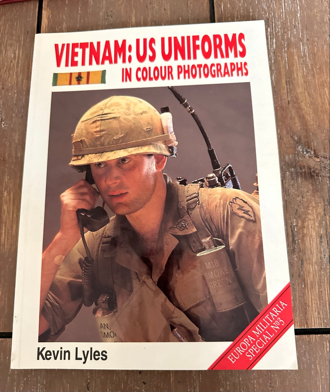 2 Boeken over de Vietnamoorlog: Uniformen en Insignes, Verzenden, 1945 tot heden, Gelezen, Algemeen