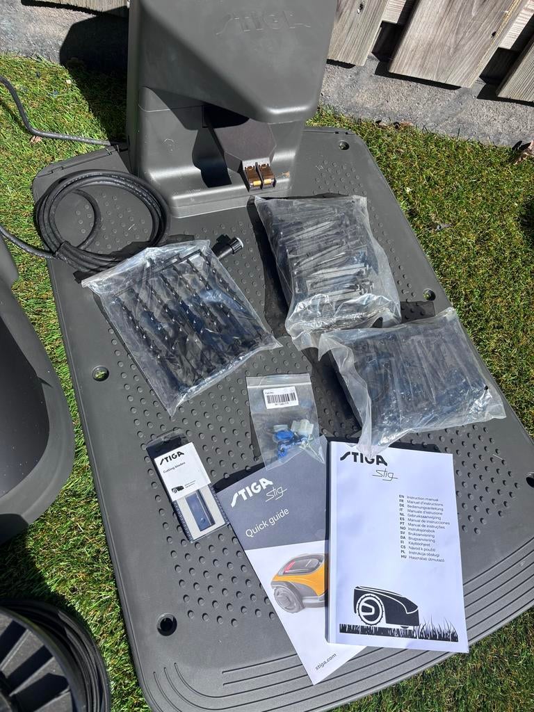 Nieuwe Stiga Stig robotmaaier (overjarig model) met toebehor, Tuin en Terras, Robotmaaiers, Ophalen, Nieuw, Minder dan 20 cm