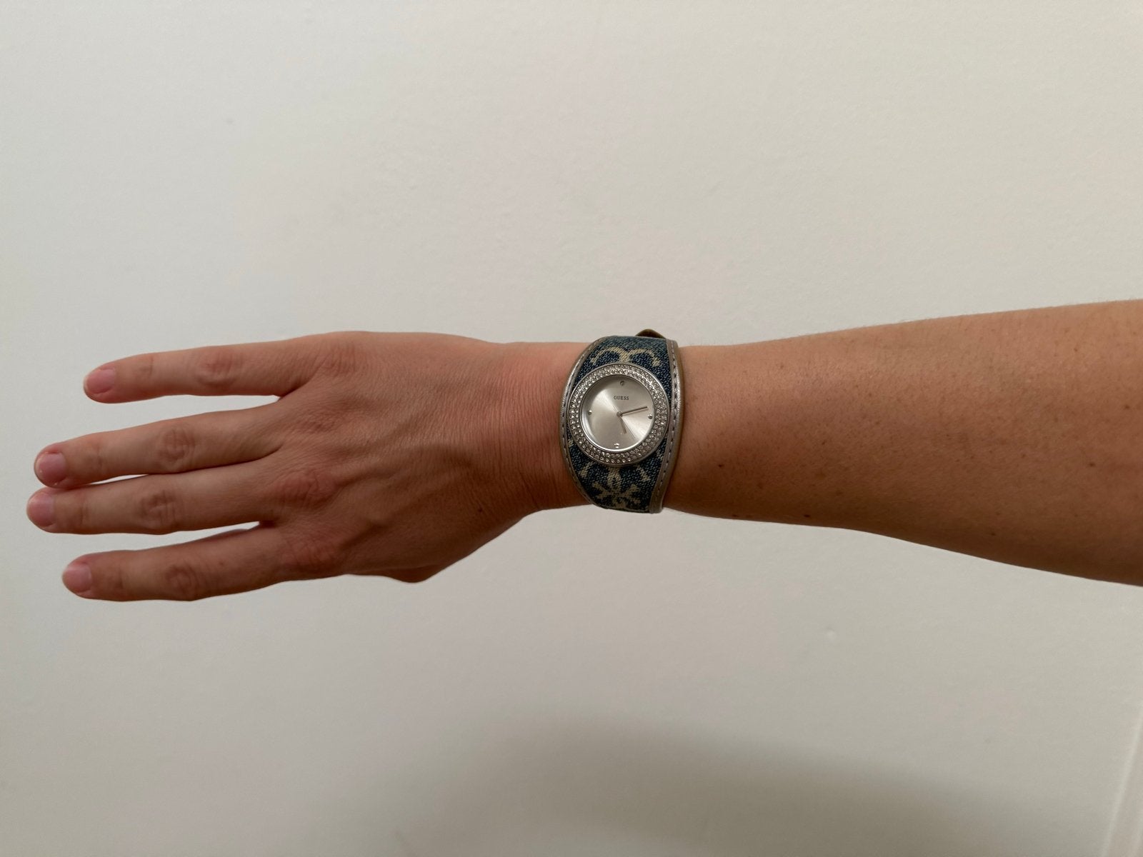 Guess dames horloge van spijkerstof met originele verpakking, Overige materialen, Guess, Polshorloge, Ophalen of Verzenden