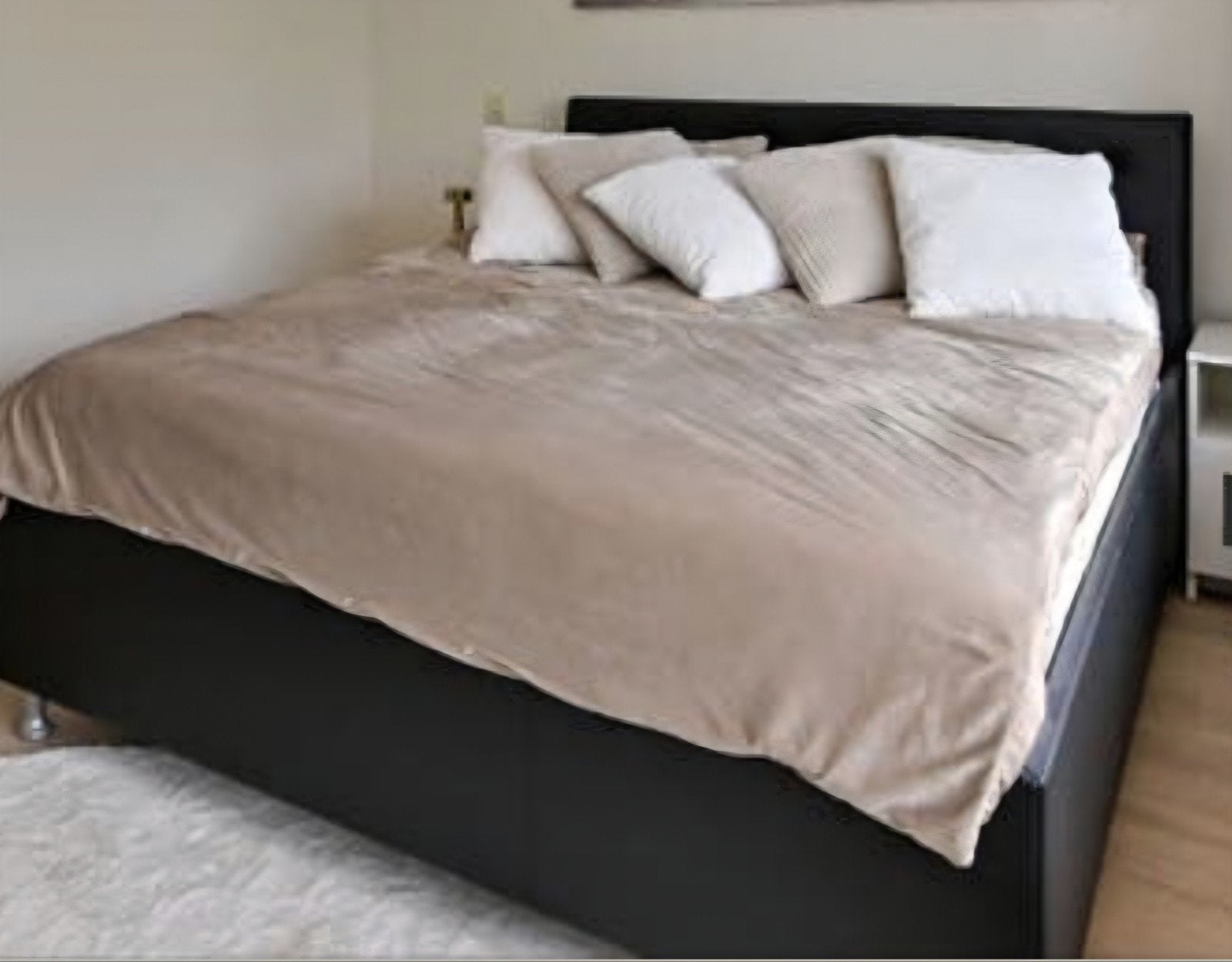 Tweepersoonsbed met zwart frame en hoofdbord, Huis en Inrichting, Slaapkamer | Bedden, Ophalen, Overige materialen, Gebruikt, Zwart