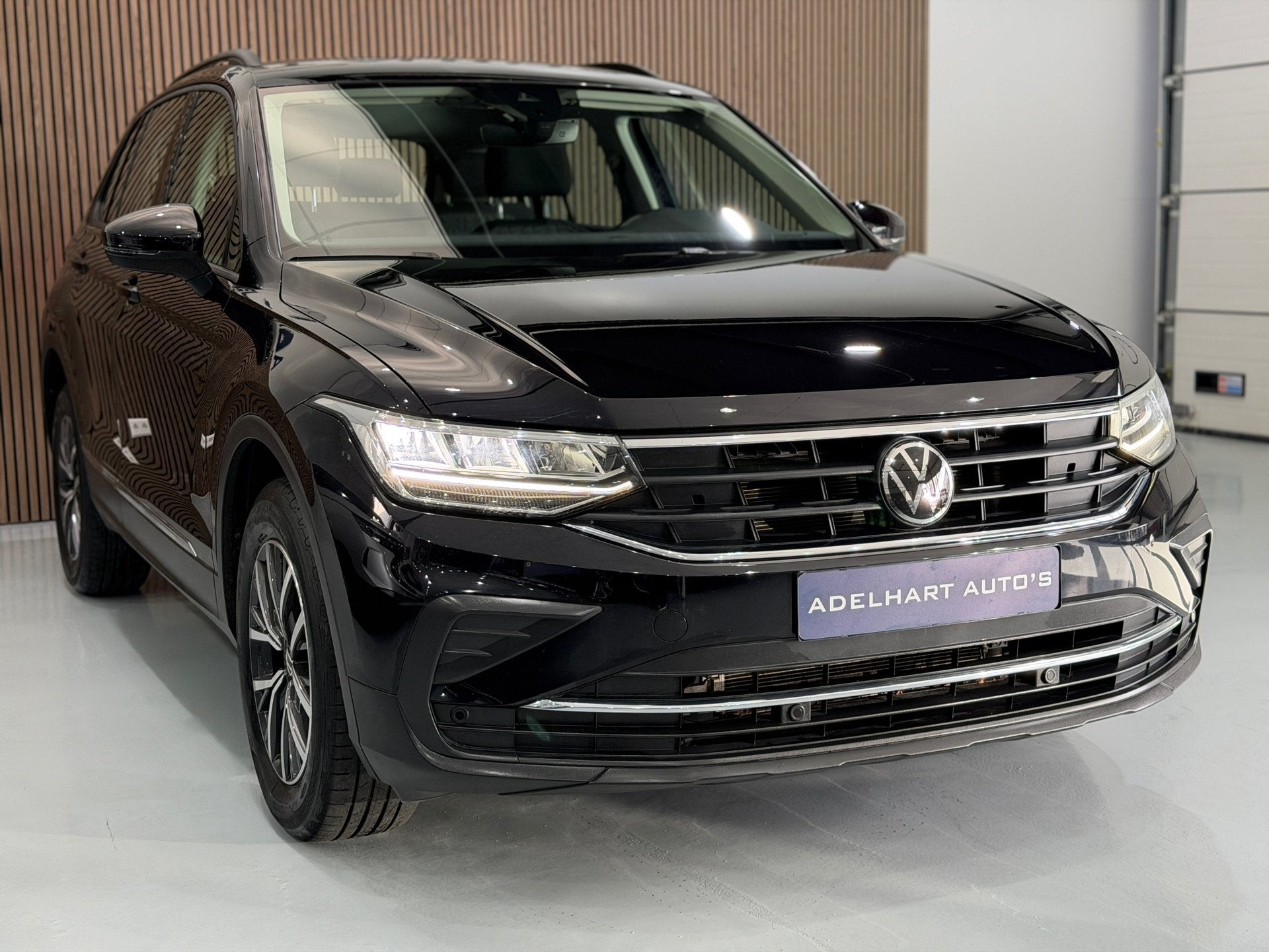 Volkswagen Tiguan 1.4 TSI eHybrid Automaat / Navigatie full, 1716 kg, Gebruikt, 4 cilinders, Zwart