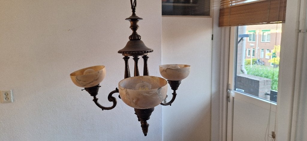 Zware bronzen hanglamp met 3 armen en marmeren kelken, Ophalen