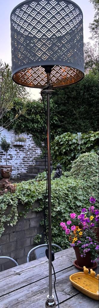 Stijlvolle staande schemerlamp met goudkleurige binnenkant, Huis en Inrichting, Lampen | Vloerlampen, Ophalen, Zo goed als nieuw