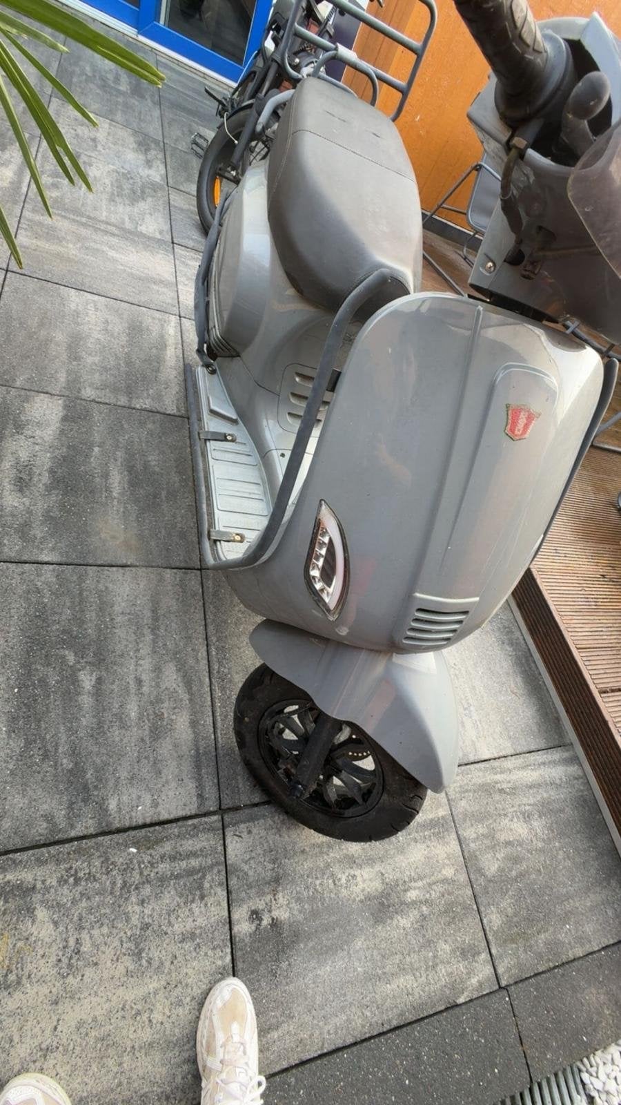 Grijze scooter met windscherm en bagagerek, Fietsen en Brommers, Ophalen, Gebruikt, Benzine, Overige merken