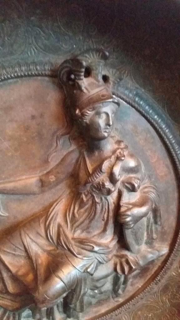 Unusual 19th C.Figural Center Bowl with Seated Woman, Ophalen of Verzenden