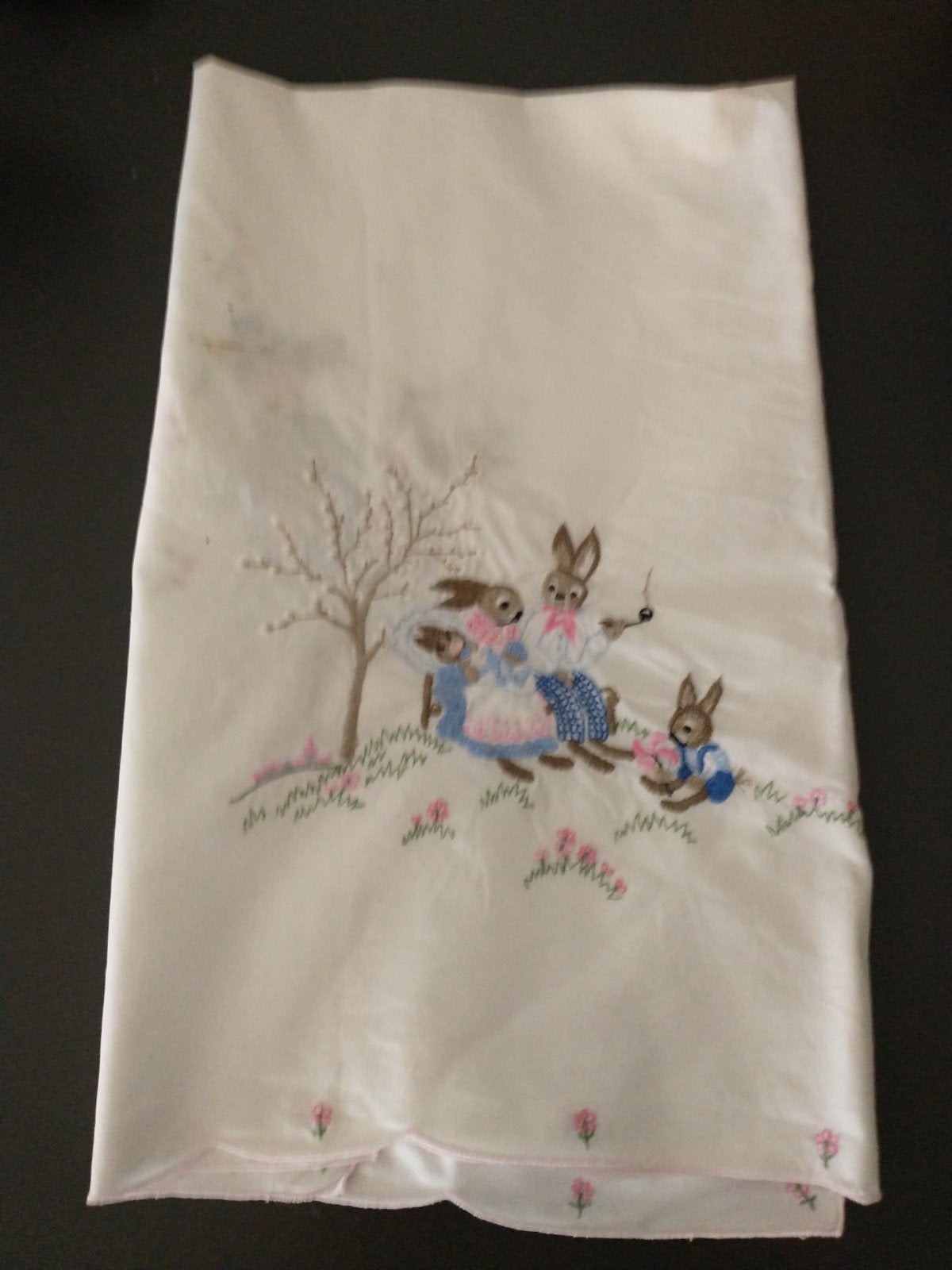 Vintage Paas Konijnen Geborduurd Kleedje, Ophalen of Verzenden, Gebruikt, Rechthoek, Binnen