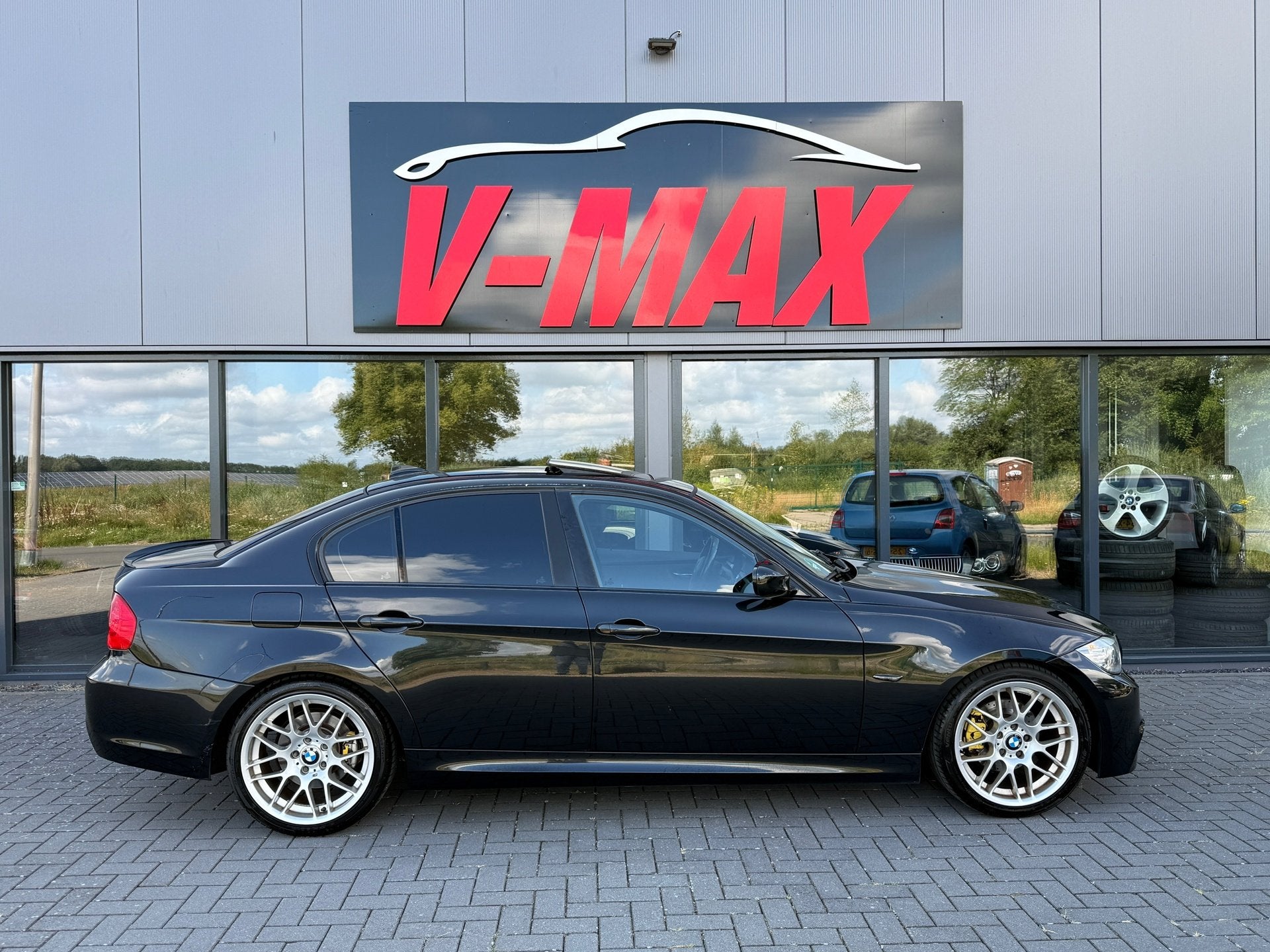 BMW 320i LCI M-Sport Xenon Schuifdak Navi Stoelvw Cruise PDC, Zwart, 4 cilinders, Alcantara, Zwart