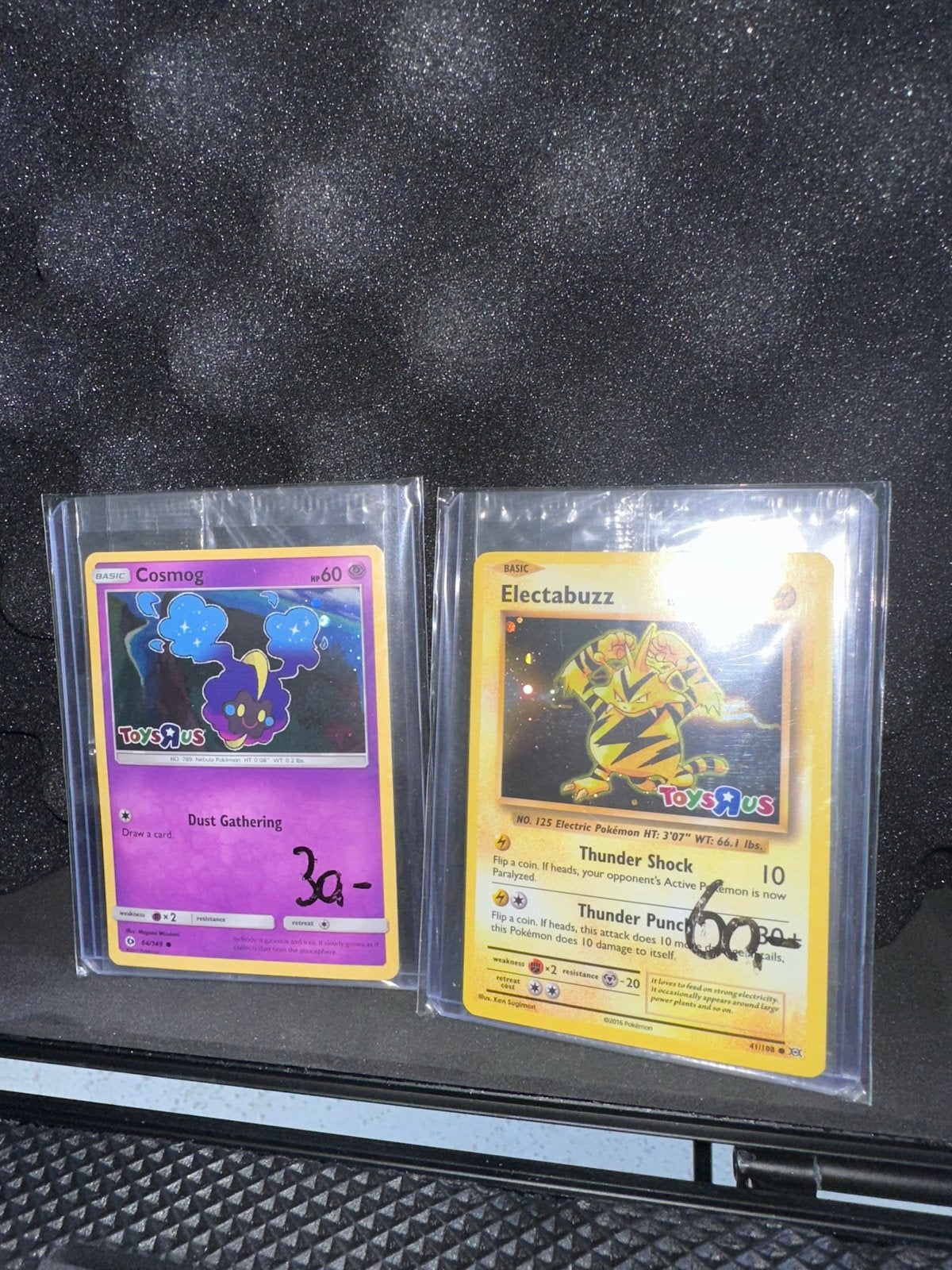Pokémon Toys R Us Promo Cosmog & Electabuzz, Ophalen of Verzenden, Nieuw, Losse kaart, Foil