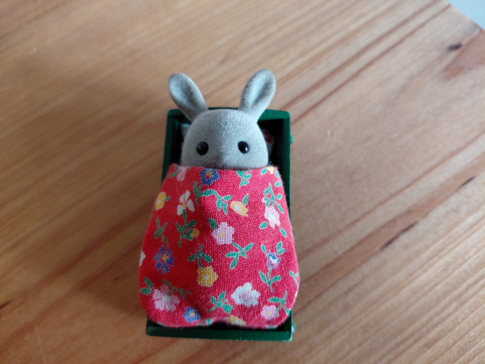 Sylvanian Families vintage grijs konijntje/groen bed/, Ophalen of Verzenden, Gebruikt