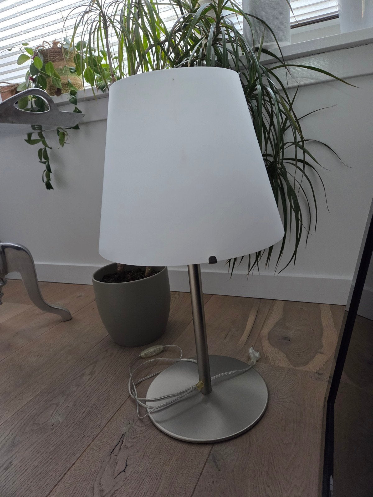 Moderne tafellamp van glas en metaal, Huis en Inrichting, Lampen | Tafellampen, Ophalen, Gebruikt, Overige merken, Met schakelaar