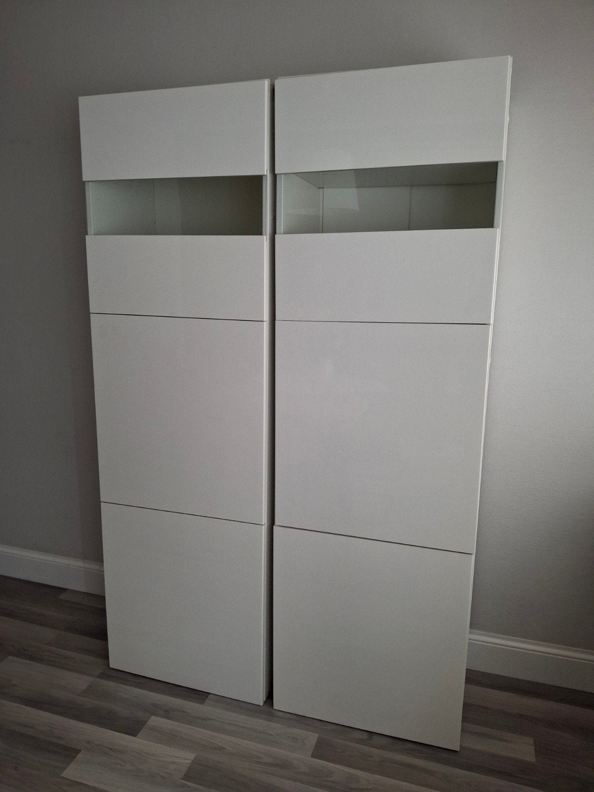 Twee BESTA kasten hoogglans fronten met glas, Ophalen, Zo goed als nieuw