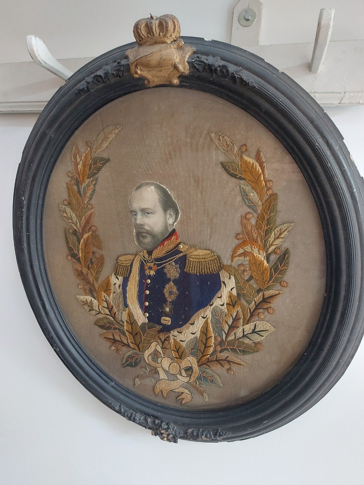 Ovaal geborduurde koninklijke memorabele in lijst Willem twe, Ophalen of Verzenden