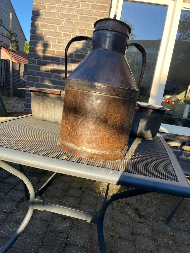Koperen melkbus met platte kant, Ophalen