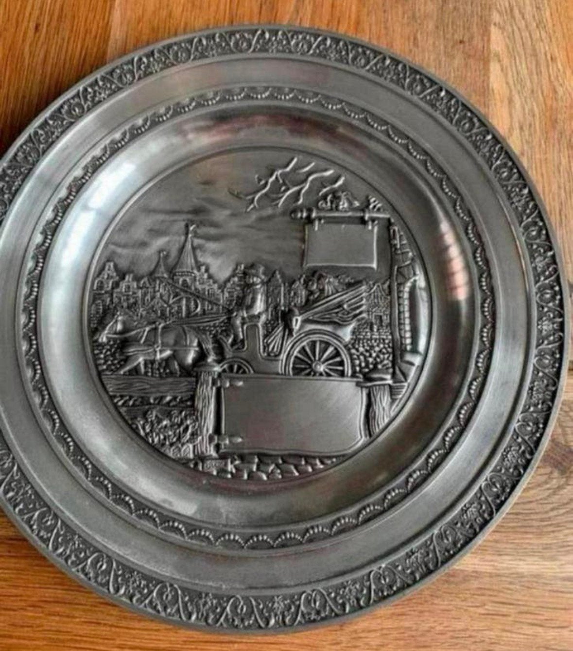 Tinnen Wandbord met Koets tafereel ongegraveerd 97% Tin, Antiek en Kunst, Antiek | Tin, Ophalen of Verzenden