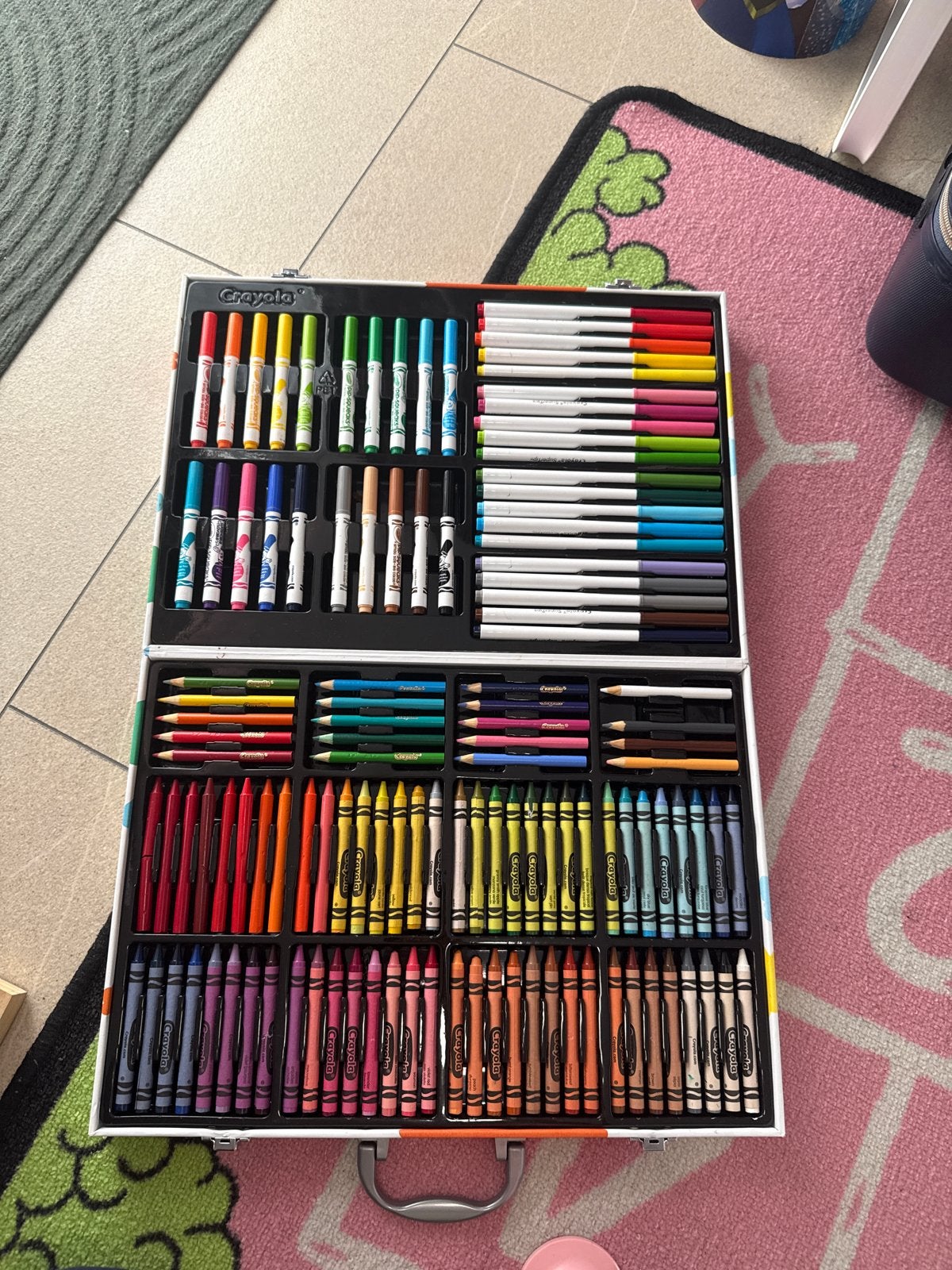 Crayola Tekenset Koffer - Compleet met stiften en potloden, Ophalen of Verzenden, Gebruikt, Potlood of Stift