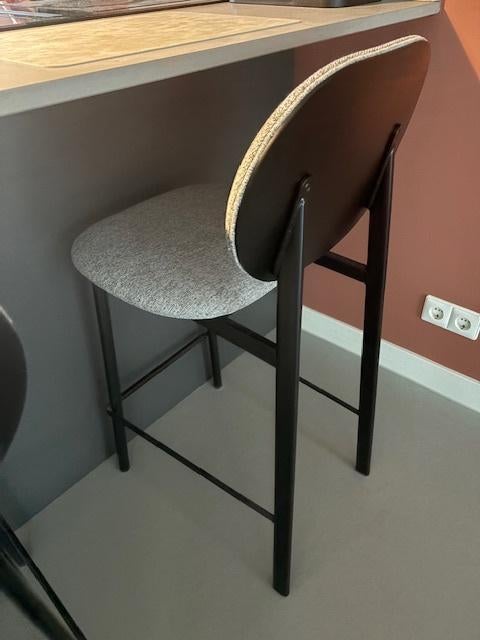 Z.g.a. nieuw Zuiver Spike barkrukken grijs 65 cm hoog, Ophalen, Met voetsteun, 60 tot 90 cm, Zo goed als nieuw