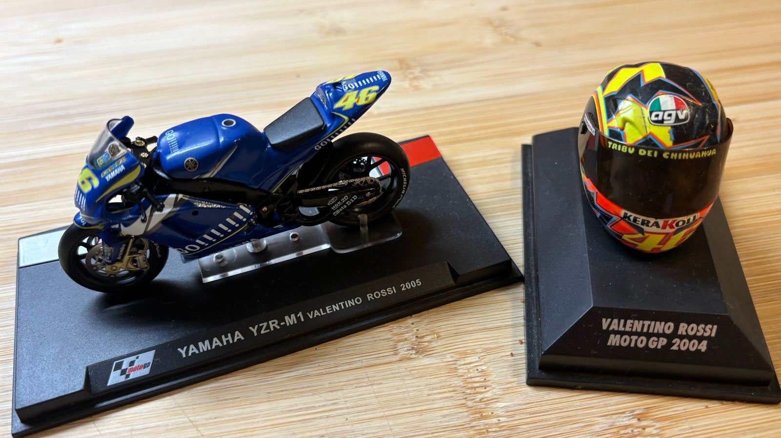 Valentino Rossi Yamaha YZR-M1 2005 motor en helm 2004, Ophalen of Verzenden, Zo goed als nieuw, Motoren