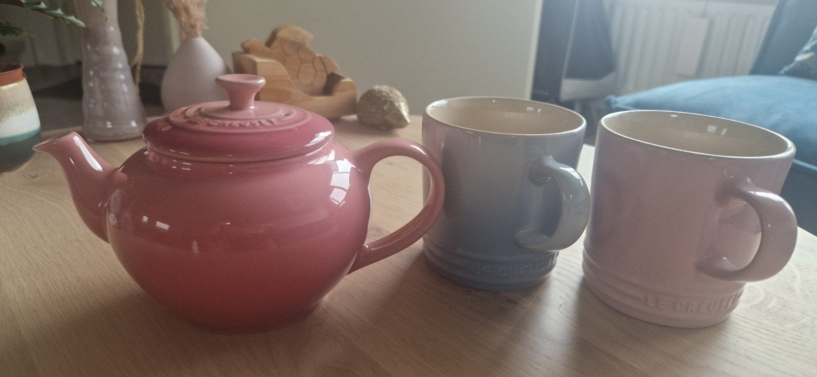 Le creuset theepot (600 ml) roze met 2 mokken 350 ml, Ophalen of Verzenden, Aardewerk, Overige stijlen, Kop(pen) en/of Schotel(s)