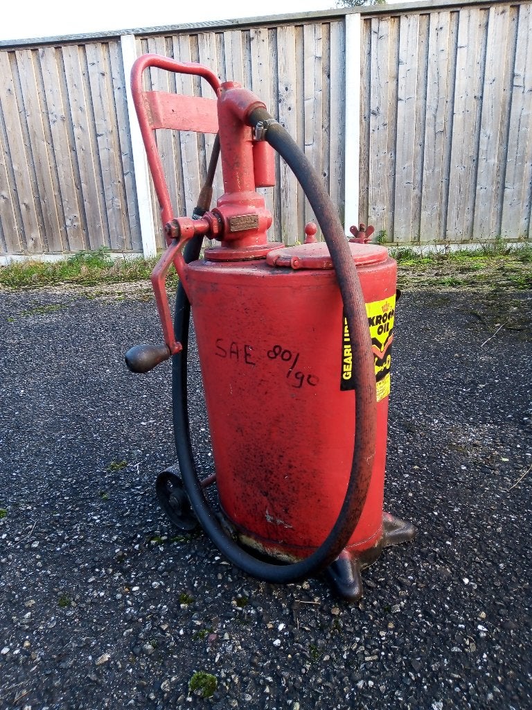 Vintage oliepompwagen, Ophalen