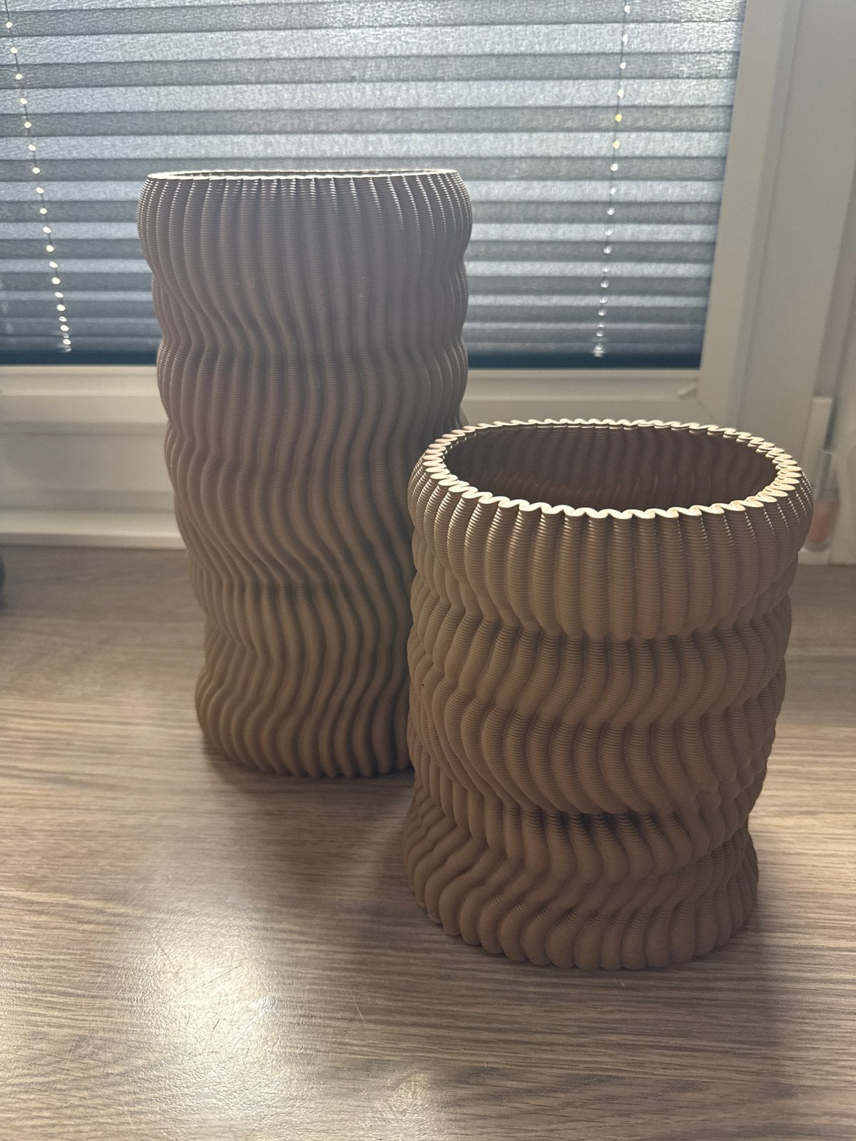 Set van 2 By-Boo vazen, beige, golvend design, Huis en Inrichting, Woonaccessoires | Vazen, Gebruikt, Met patroon/structuur, Beige
