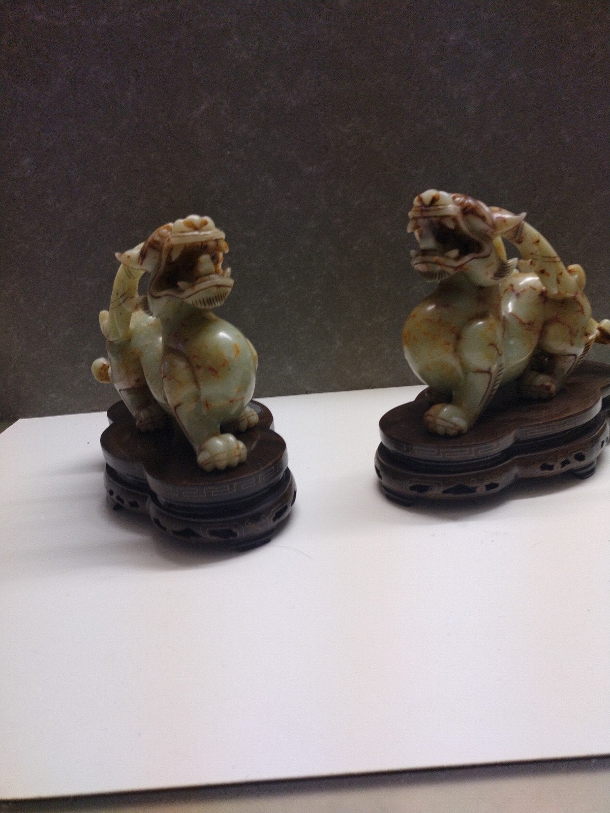Set van 2 Xiu Jade Foo Dogs op houten sokkel, Ophalen of Verzenden, Zoogdier, 20 - 50 cm, Steen of Keramiek