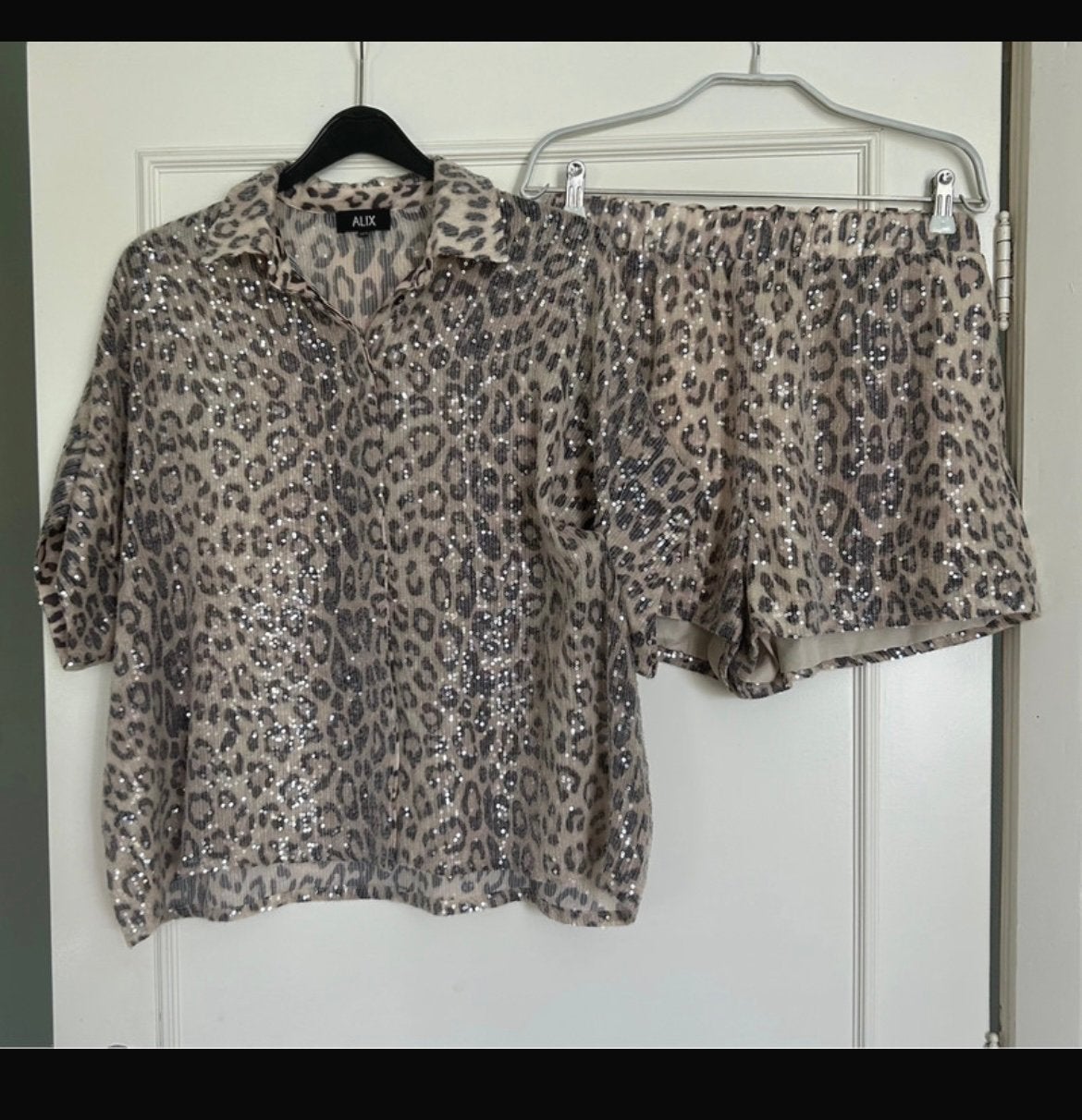 Bruine Alix The Label Animal Sequin Blouse en broekje XS, Verzenden, Nieuw, Maat 34 (XS) of kleiner, Bruin