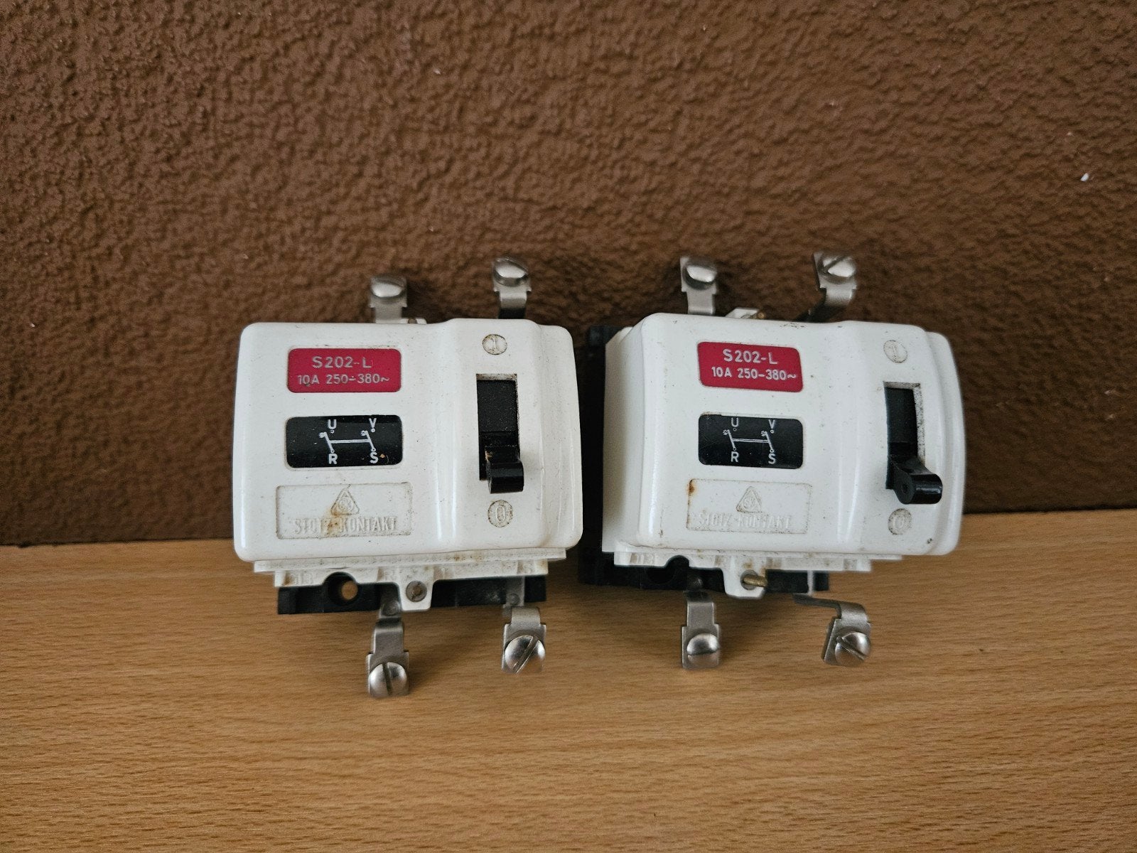2x S202-L 10A 250-380V Schakelaar Sigiz Kontakt, Doe-het-zelf en Verbouw, Ophalen of Verzenden, Gebruikt, Overige merken, Schakelaar