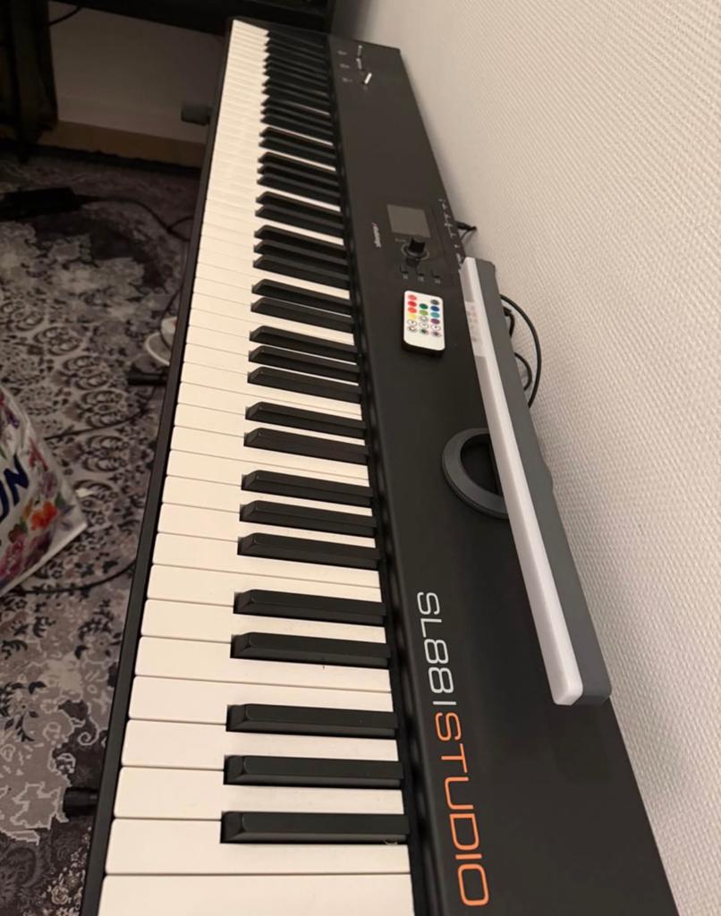 SL88 studio - Studio Logic Digital Piano 88 keys with stand, Ophalen of Verzenden, Zo goed als nieuw, 88 toetsen, Overige merken