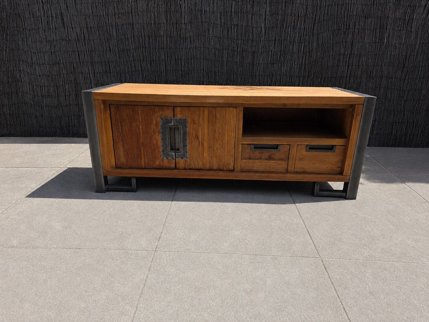 Mango houten tv kast met metalen frame, Huis en Inrichting, Overige houtsoorten, Gebruikt, 100 tot 150 cm, Ophalen of Verzenden