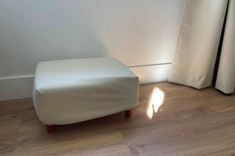 Crèmekleurige poef/voetenbank met houten poten, Minder dan 50 cm, Gebruikt, Vierkant, Ophalen of Verzenden