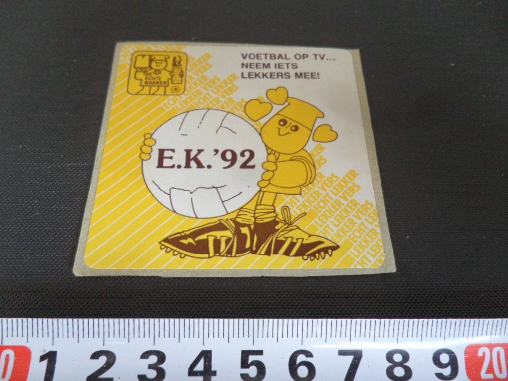 sticker E.K. '92  Voetbal op tv neem iets lekkers mee, Verzamelen, Ophalen, Zo goed als nieuw