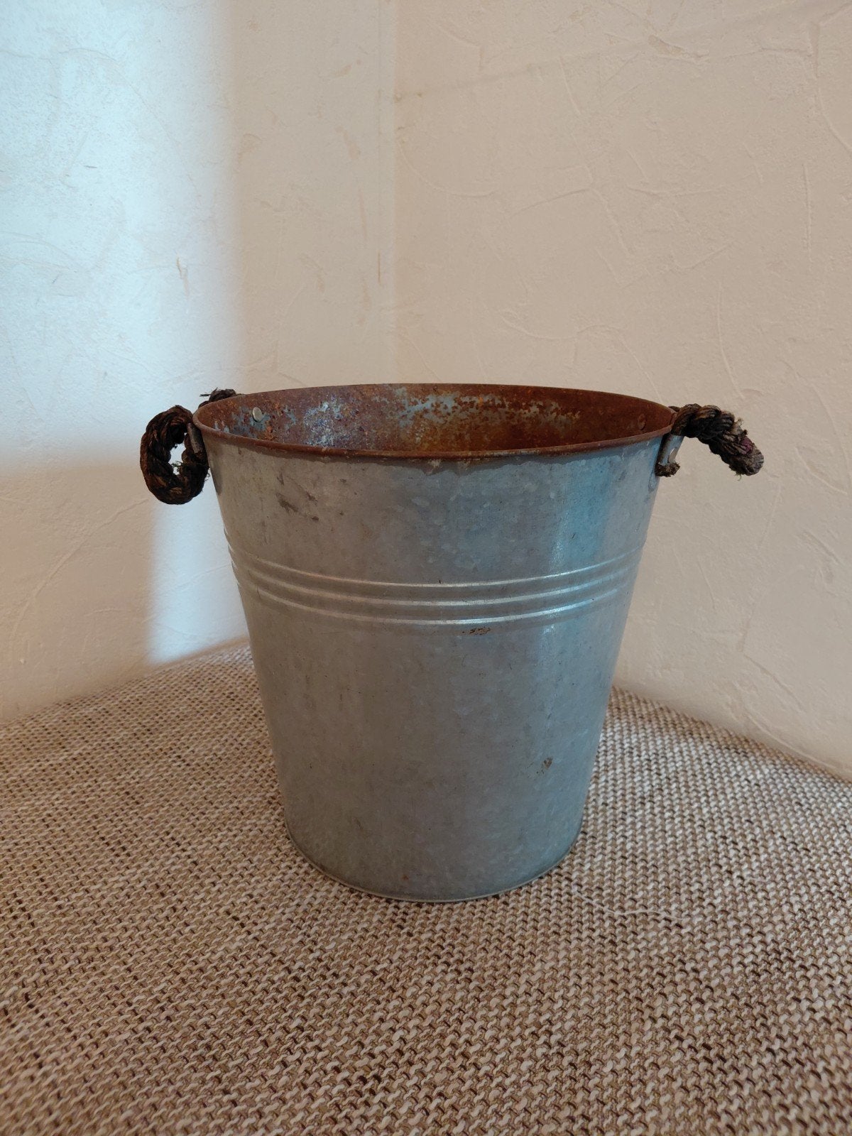 Vintage Zinken Emmer met Touw Handvatten - 24 cm Hoog, Ophalen of Verzenden