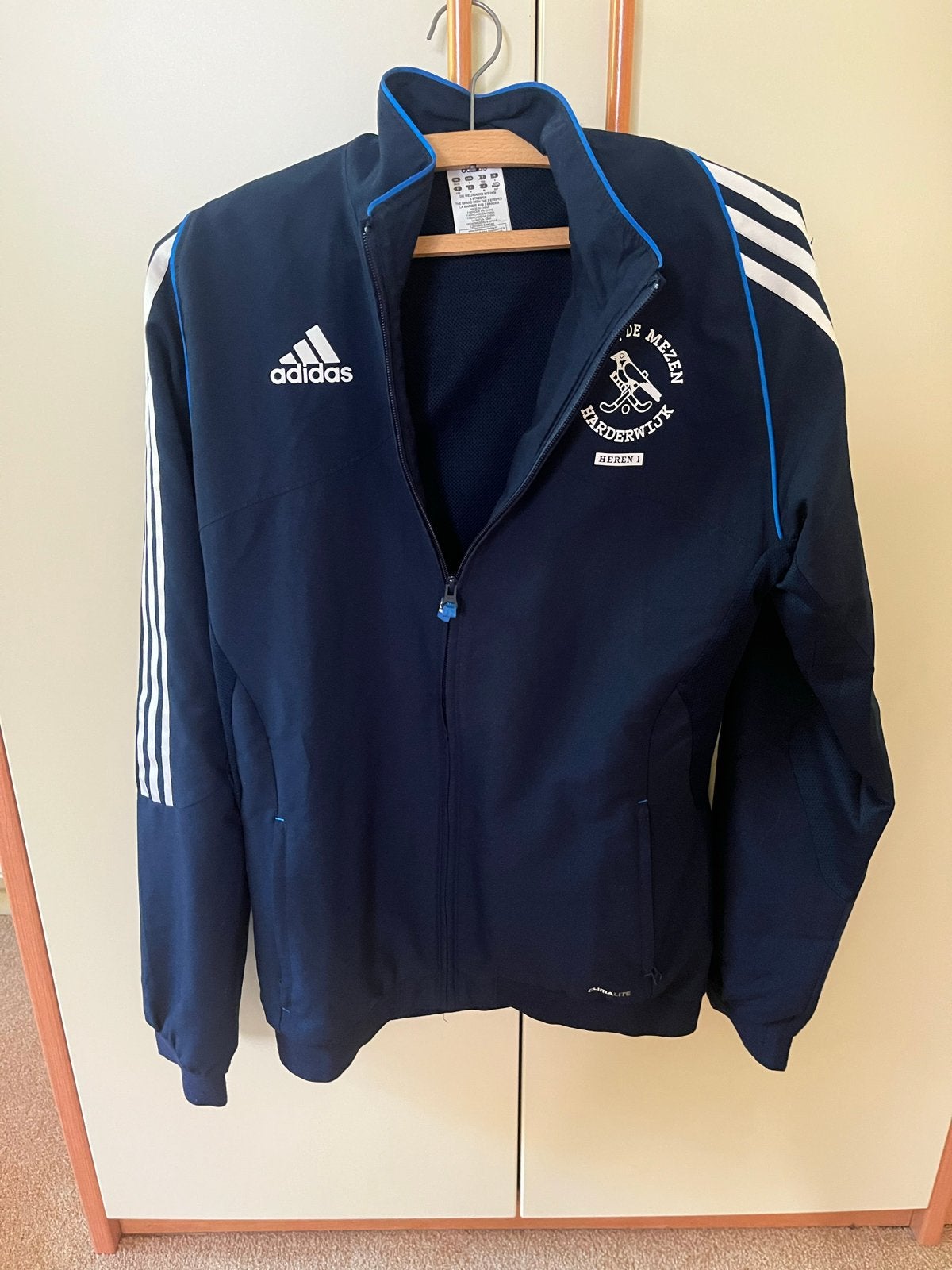 Adidas trainingsjack De Mezen Harderwijk maat S, Kleding | Heren, Blauw, Ophalen of Verzenden, Gedragen, Algemeen