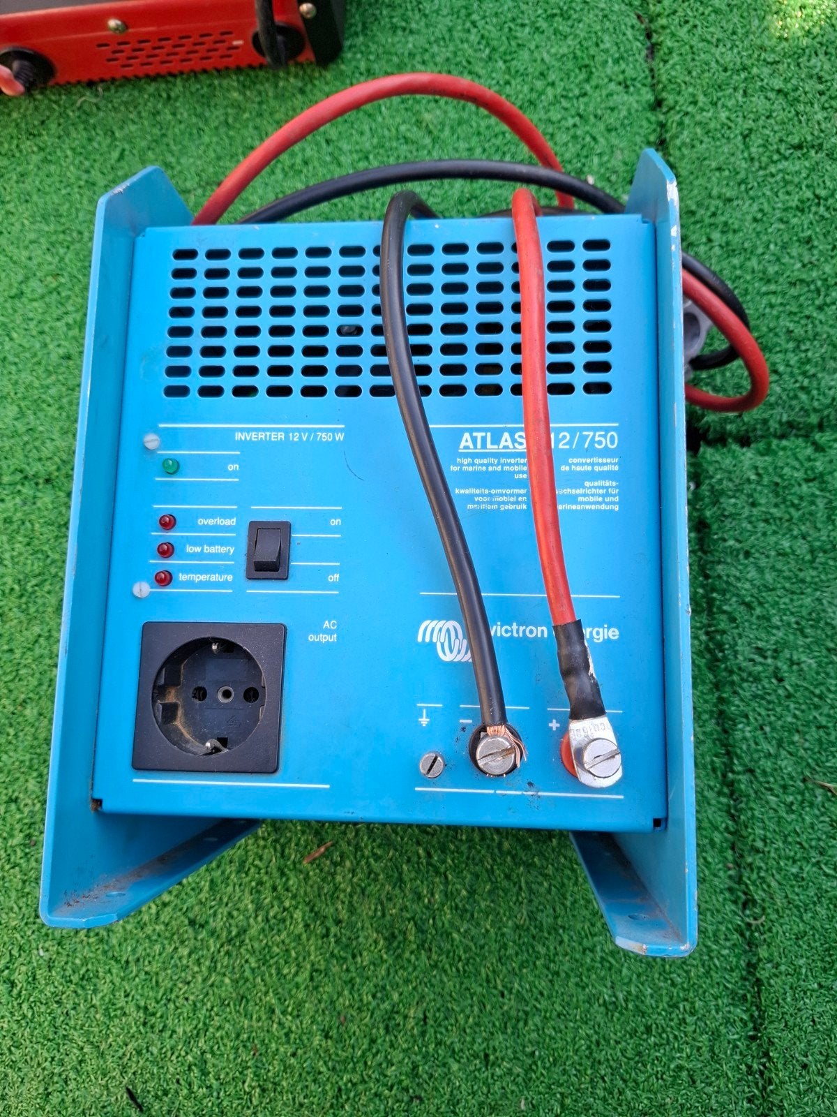 Victron Atlas 12/750 Omvormer - 12V naar 230V, Ophalen