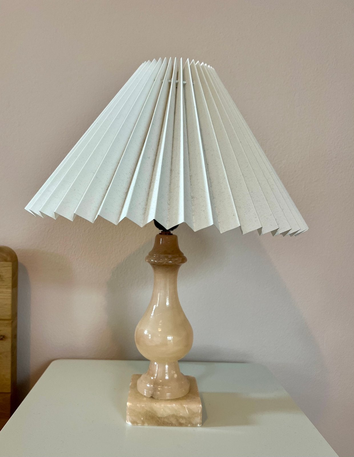 Mooie roze marmeren lamp met plisse kap, Huis en Inrichting, Lampen | Tafellampen, Ophalen, Zo goed als nieuw