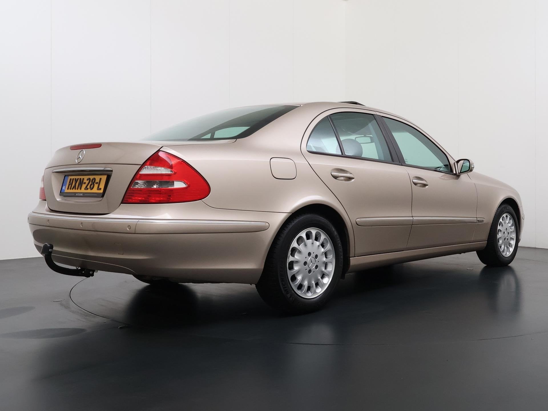 Mercedes-Benz E-klasse 240 Elegance Schuifdak Trekhaak Young, Auto's, Automaat, Gebruikt, Zwart, 2597 cc