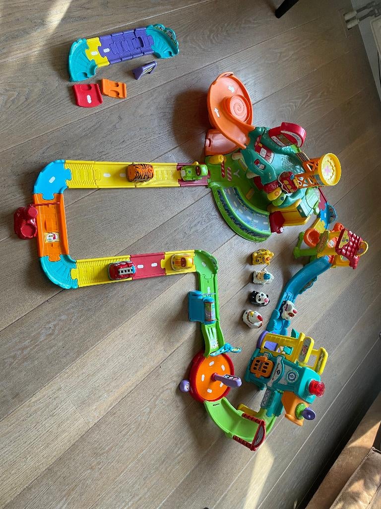 toet toet auto's met garage en politiebureau, Ophalen, Gebruikt, 2 tot 4 jaar