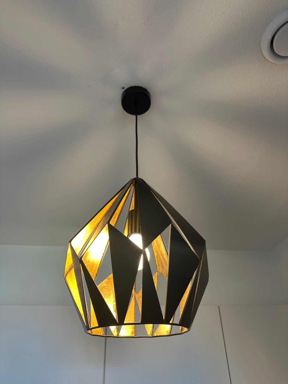 Moderne hanglamp met geometrisch design, Huis en Inrichting, Lampen | Hanglampen, Ophalen, Zo goed als nieuw, Metaal, E27 (groot)