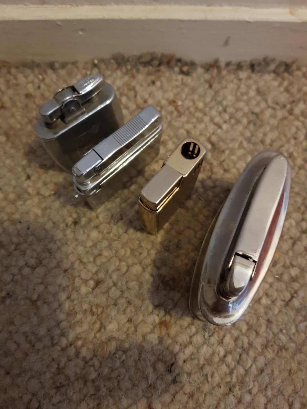 4 sigarettenaanstekers, Ophalen