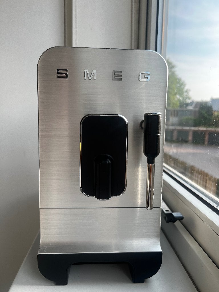 Smeg Volautomatische Koffiemachine (Zonder Lekbak), Ophalen, Afneembaar waterreservoir, 10 kopjes of meer, Koffiemachine