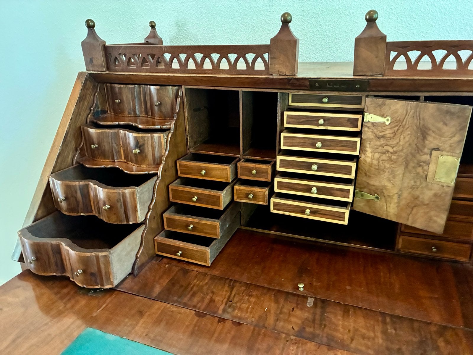 Foto 7 van Antiek secretaire met lades en verborgen vakken