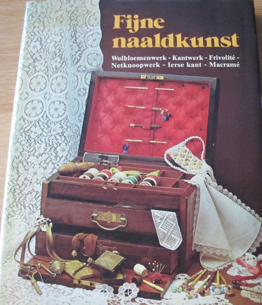 Fijne Naaldkunst - kantwerk - Ierse kant - wolbloemenwerk, Boeken, Ophalen of Verzenden, Zo goed als nieuw, Borduren en Naaien