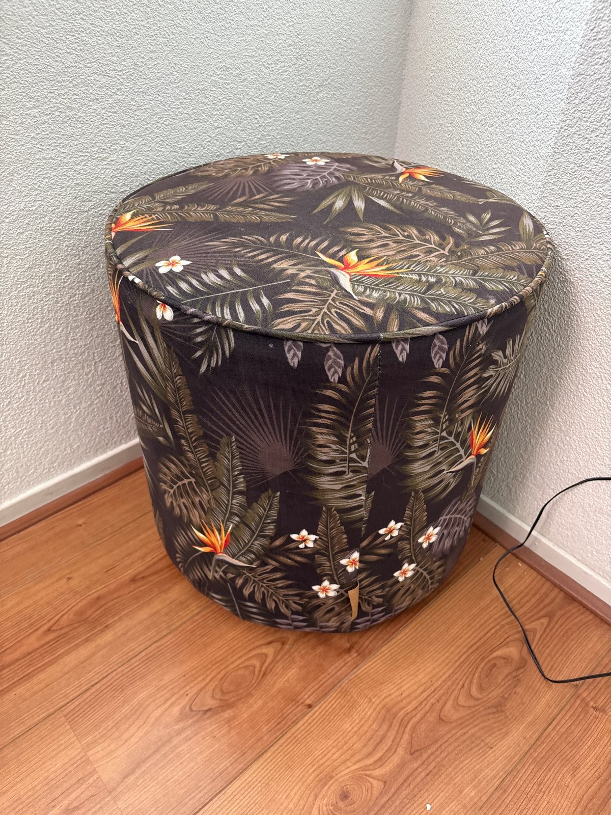 Ronde poef met tropische print - Zo goed als nieuw, Ophalen, Minder dan 50 cm, Rond, Zo goed als nieuw