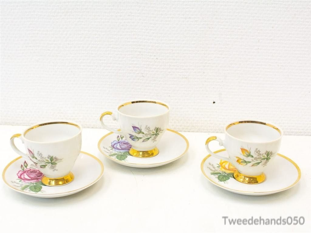 Bavaria theeservies, Kop en schotels bloem. 83962