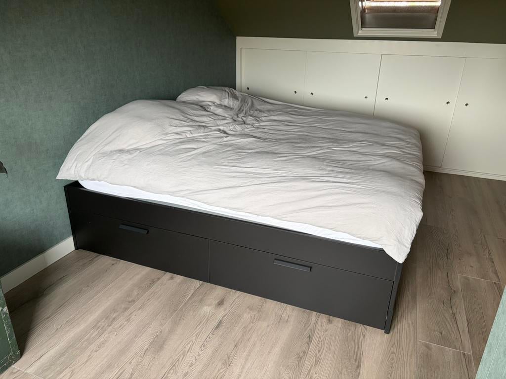 Tweepersoonsbed Brimnes zwart 180x200cm, Huis en Inrichting, Slaapkamer | Bedden, Ophalen, Zwart, Tweepersoons, Zo goed als nieuw