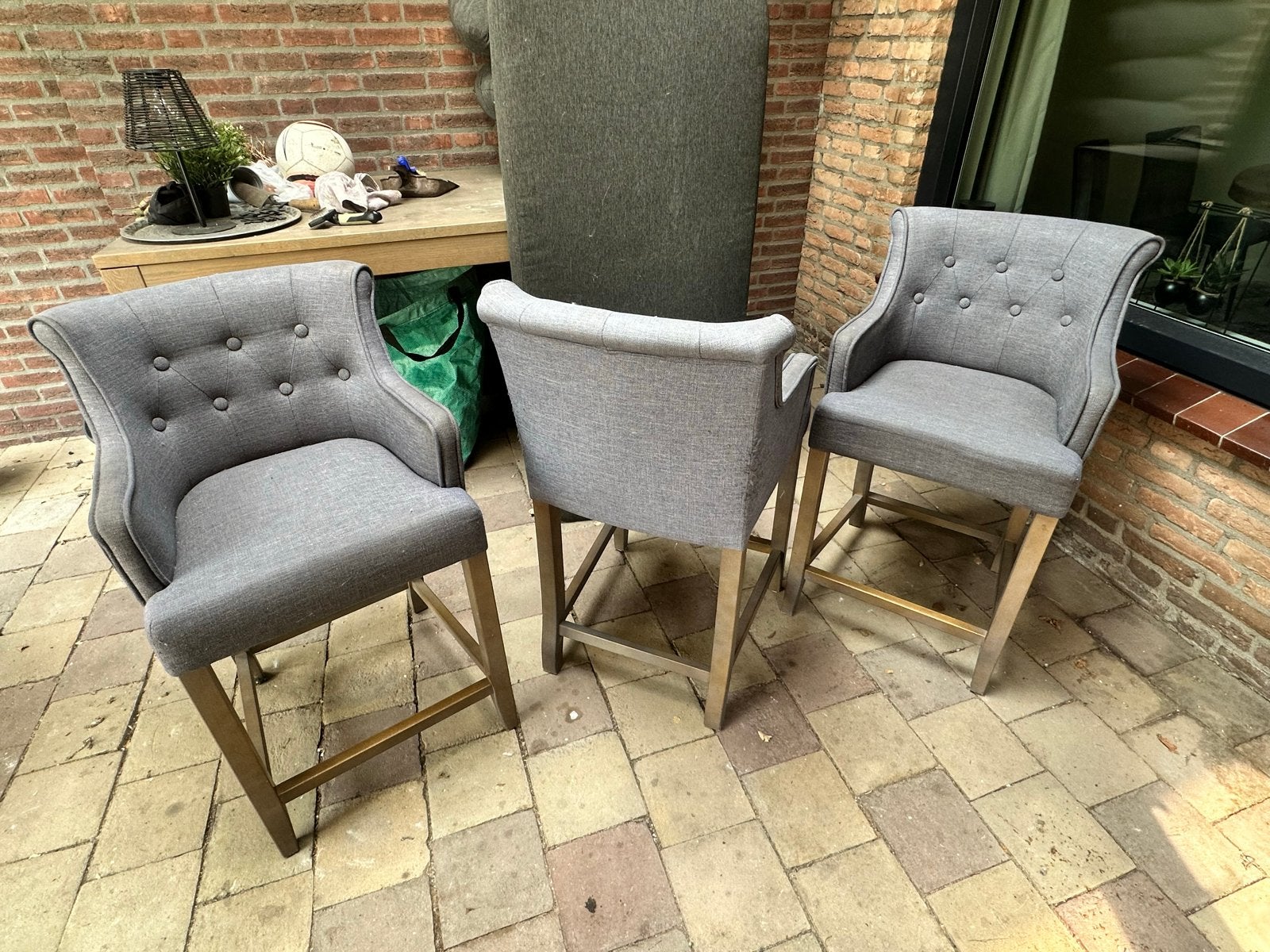 4 Grijze barkruk met stoffen bekleding en houten poten, Ophalen, Gebruikt, Hout, Eén